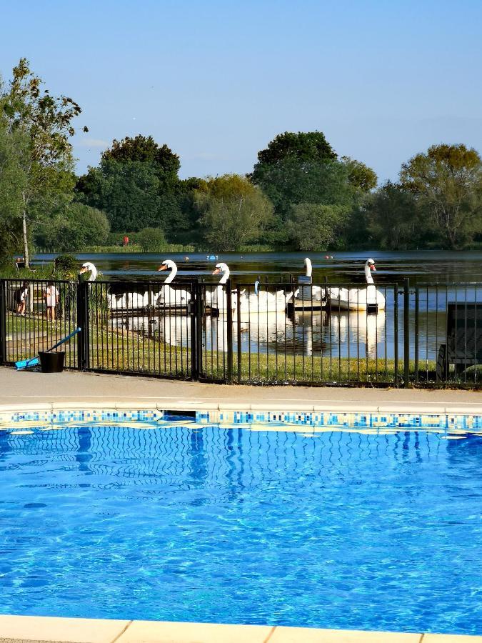 Lake Escape - Hoburne Cotswolds South Cerney Exterior photo