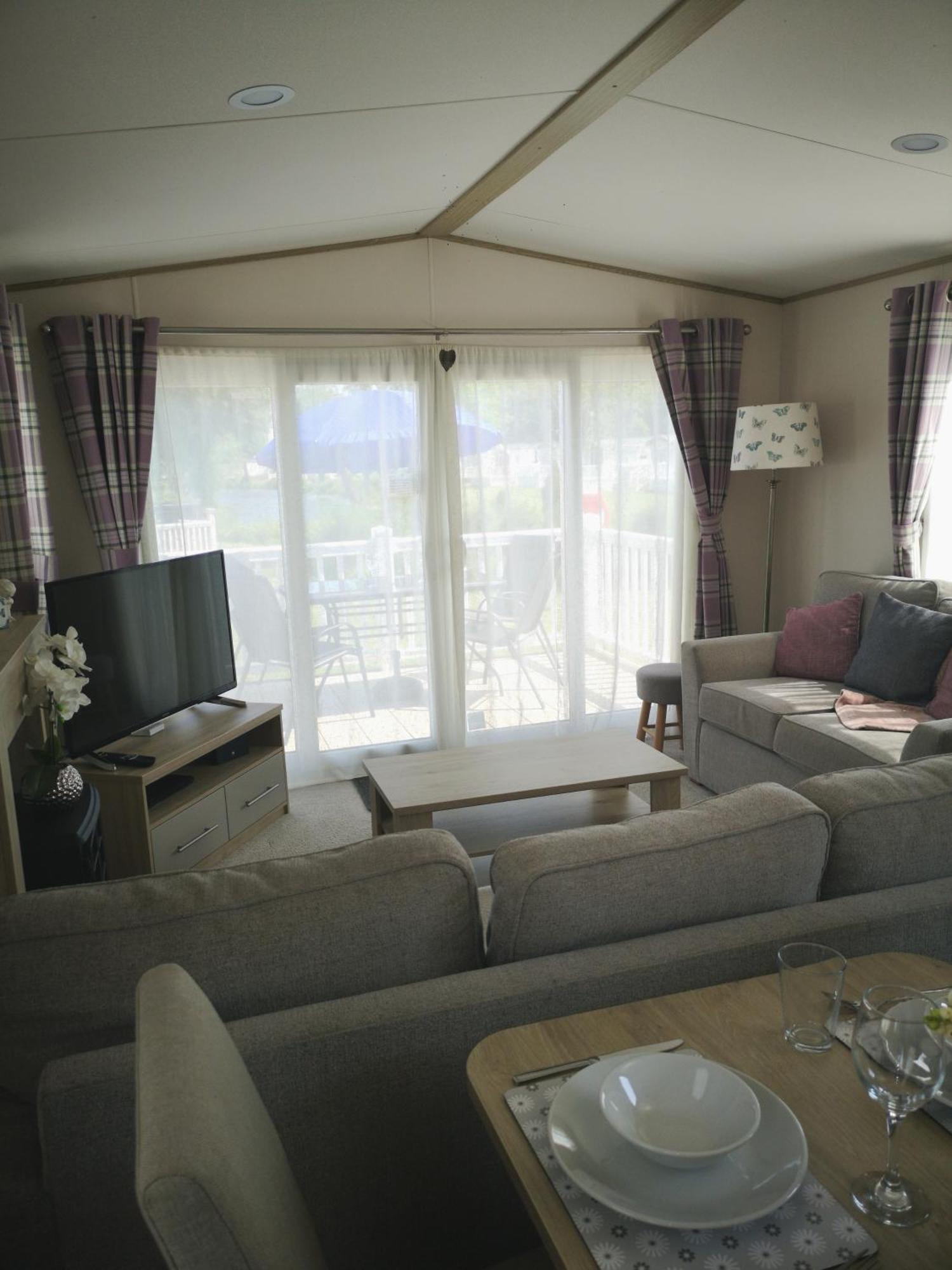 Lake Escape - Hoburne Cotswolds South Cerney Room photo